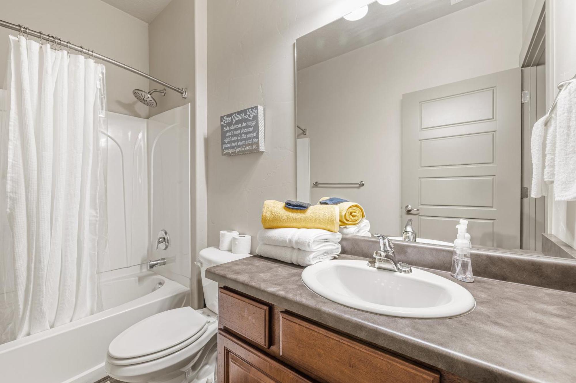 Butterfly Themed Kings Apartment With Private Garage & Access To Lux Hot Tub, Bbq & Gym South Jordan Exterior photo